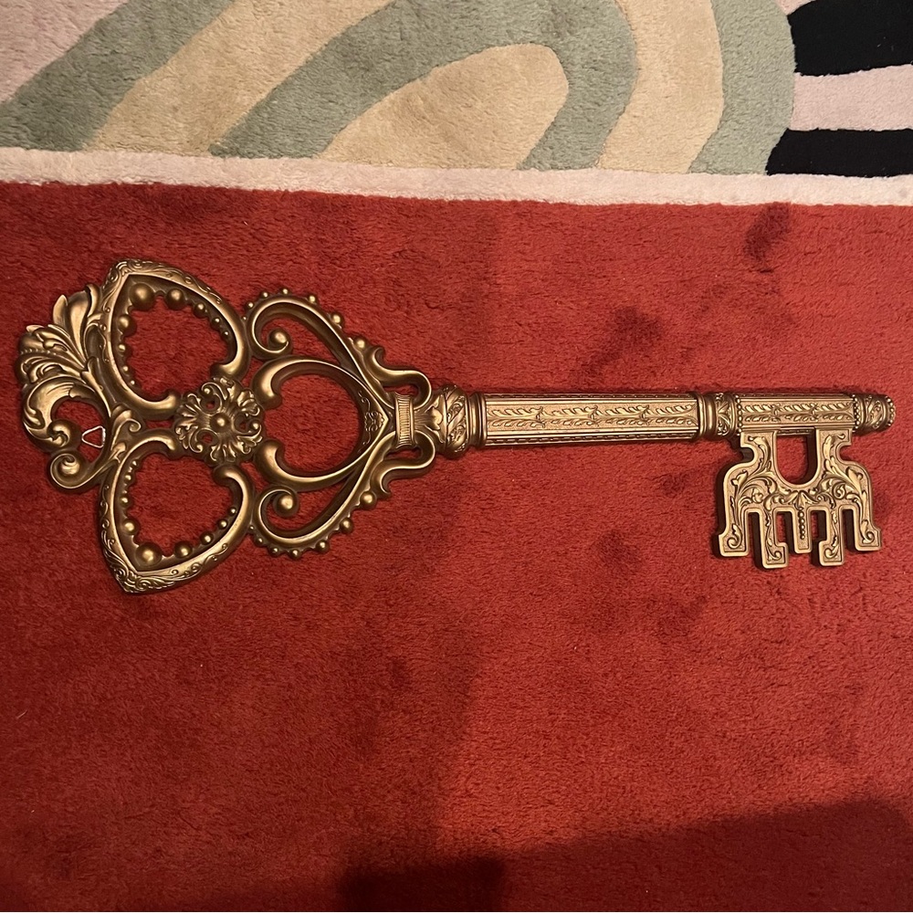 Vintage Gold Intricate Detailed Key Wall Decor - Picture 3 of 7